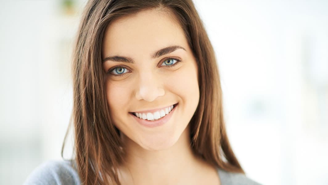 girl smiling with nice teeth